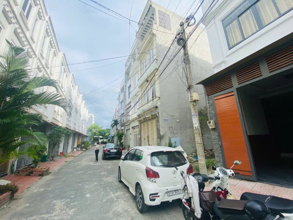 NHÀ 4 TẦNG  4PN. Oto ngủ trong nhà . Hẻm oto tránh