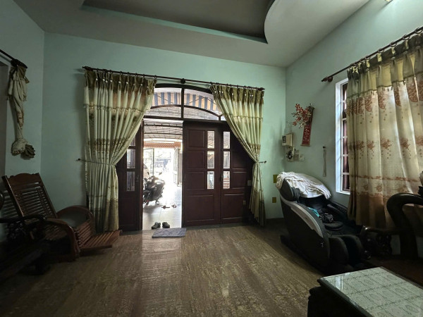 Bán nhà mặt tiền Dương Công Khi, Hóc Môn. DT 200m2, 3 tầng, 6PN. Sổ hồng, giá 15 tỷ.