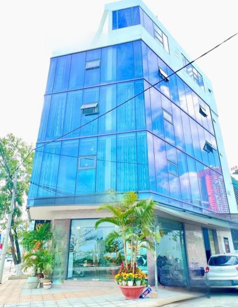 Căn nhà tập thể 74B Quang Trung, hẻm 2,4m * Cách biển Trần Phú: 450m. Giá: 2,150 tỷ